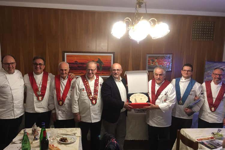 La premiazione di Carlo Sadler (Premio Bramante, i cuochi pavesi incoronano Claudio Sadler)