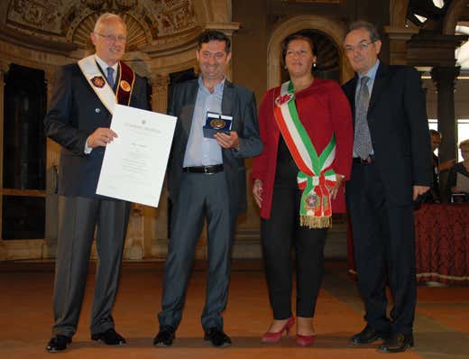 Roberto Ariani, membro del consiglio dell'Accademia Madicea e delegato per Firenze, Pistoia e Prato dell'Accademia Italiana della Cucina; Aldo Cursano; Maria Federica Giuliani, presidente della Commissione Cultura e sport del Comune di Firenze; Fabrizio Borghini, presidente dell'Accademia, noto conduttore televisivo ed esperto di arte e cultura della Toscana Roberto Ariani, membro del consiglio dell'Accademia Madicea e delegato per Firenze, Pistoia e Prato dell'Accademia Italiana della Cucina; Aldo Cursano; Maria Federica Giuliani, presidente della Commissione Cultura e sport del Comune di Firenze; Fabrizio Borghini, presidente dell'Accademia, noto conduttore televisivo ed esperto di arte e cultura della Toscana