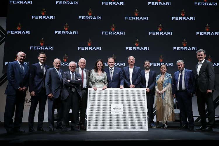 La famiglia Lunelli con i vincitori (Premio Ferrari ad Avvenire Copertina dell&rsquo;anno per Millennium)
