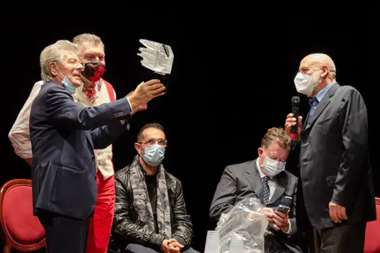 Il momento della consegna del premio alla carriera al macellaio Dario Cecchini Premio