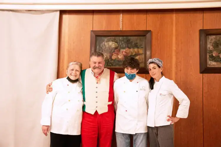 Dario Cecchini, vestito con il tricolore, assieme allo staff de I Due Cigni Premio