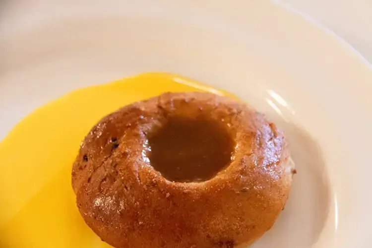 Biscotto di mosto con crema di Anisetta Premio &quote;Fratelli Guzzini&quote; alla carriera per il macellaio filosofo Dario Cecchini