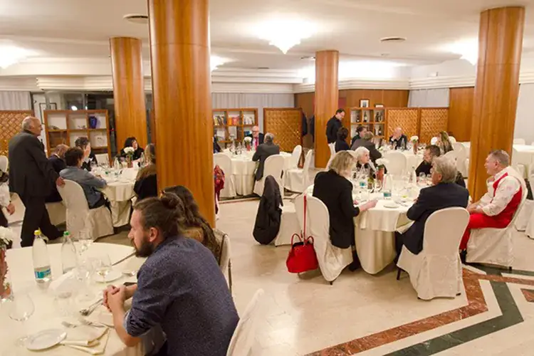I partecipanti alla cena in onore di Dario Cecchini Premio