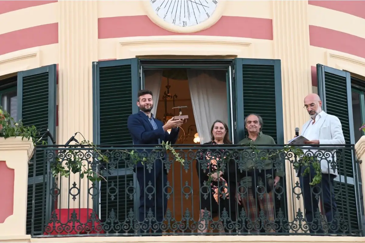 La consegna del Premio Iolanda a Domenicantonio Galat&agrave; Premio Iolanda 2022, ecco i vincitori dell'edizione 2022