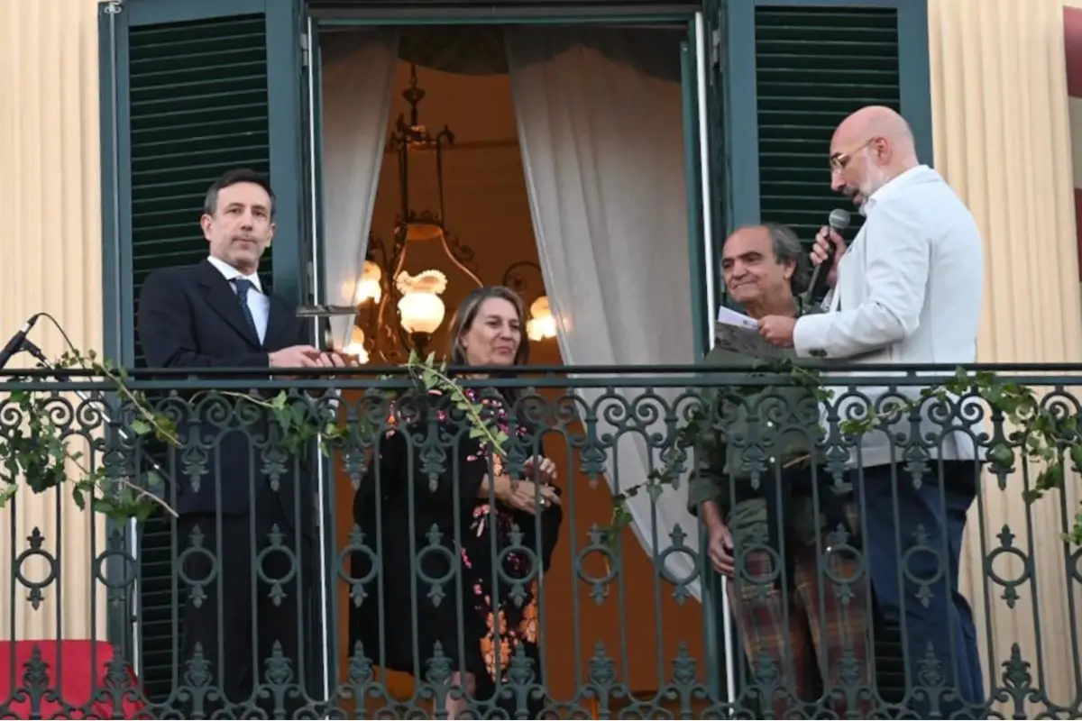 La consegna del premio alla Famiglia Panella&nbsp; Premio Iolanda 2022, ecco i vincitori dell'edizione 2022