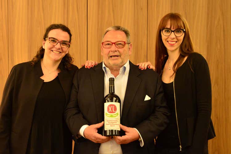 Fausto Maculan insieme alle figlie Angela e Maria Vittoria (Ricette salate e vini dolci Al via il 3° Premio Maculan) Fausto Maculan insieme alle figlie Angela e Maria Vittoria (Ricette salate e vini dolci Al via il 3° Premio Maculan)