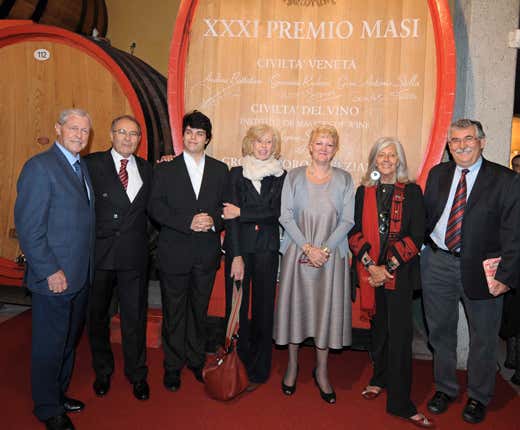 Da sinistra: Giovanni Radossi, Sandro Boscaini, Andrea Battistoni, Isabella Bossi Fedrigotti, Lynne Sherriff, Gian Antonio Stella Da sinistra: Giovanni Radossi, Sandro Boscaini, Andrea Battistoni, Isabella Bossi Fedrigotti, Lynne Sherriff, Gian Antonio Stella
