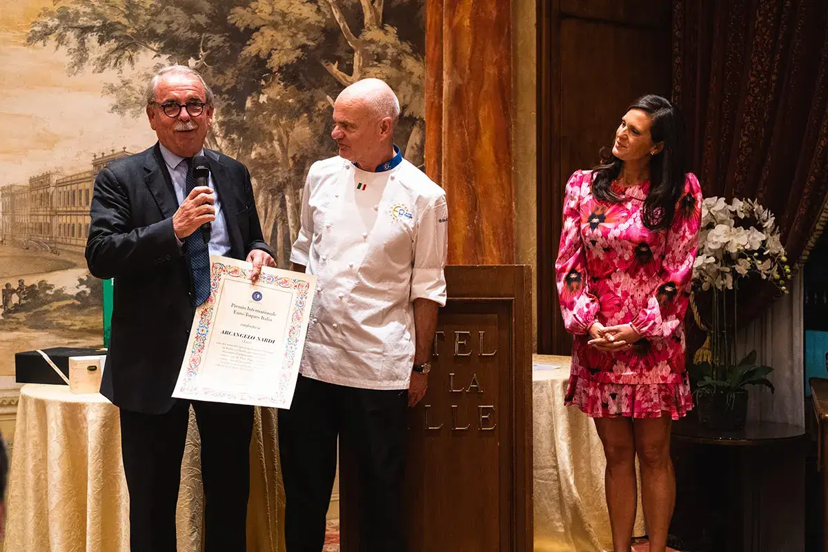 Premio Internazionale Euro-Toques Italia ad Arcangelo Nardi, direttore generale dell'Hotel de la Ville di Monza, consegnato da Enrico Derflingher e Veronica Bocelli Formazione per il turismo, il Ministro Garavaglia si impegna per potenziare l’offerta scolastica