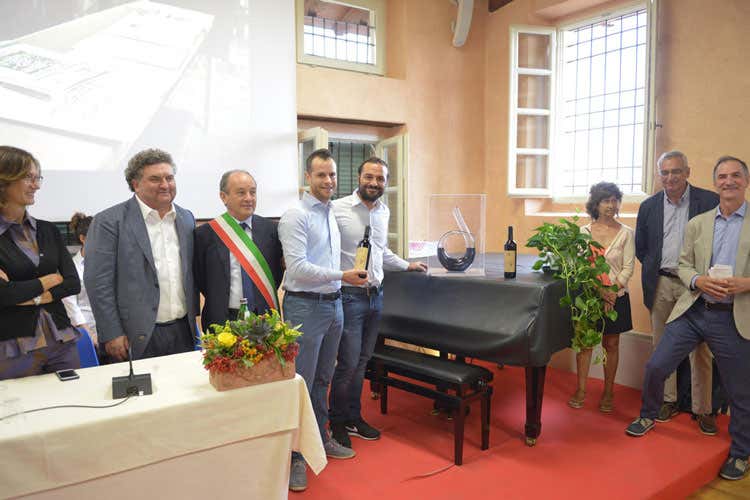 Maria Stella Gelmini, Alessandro Mattinzoli, Adelio Zeni, Jurij Bonomo, Marco Coccoli, Angela Bonomo, Alessandro Luzzago, Fabio Finazzi (Premio Sante Bonomo All’azienda Due Pini la 2ª edizione) Maria Stella Gelmini, Alessandro Mattinzoli, Adelio Zeni, Jurij Bonomo, Marco Coccoli, Angela Bonomo, Alessandro Luzzago, Fabio Finazzi (Premio Sante Bonomo All’azienda Due Pini la 2ª edizione)