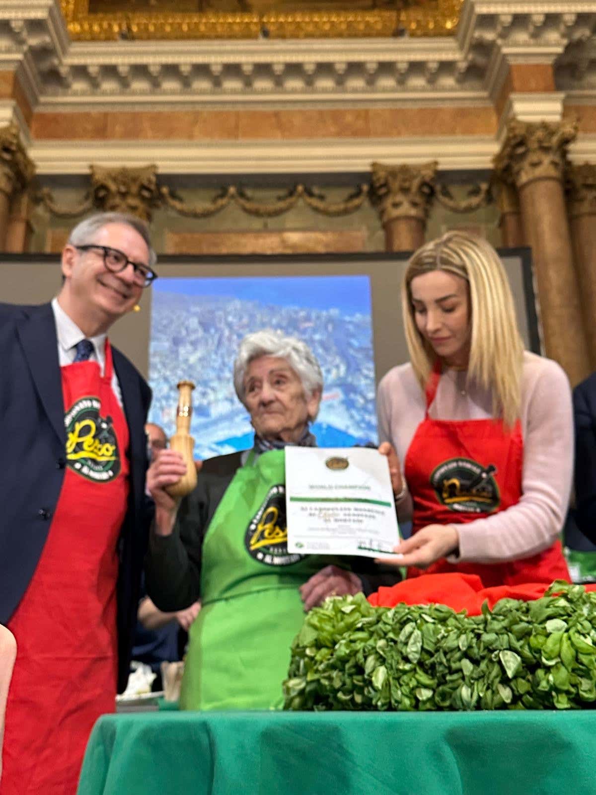 Carla riceve il premio dal Sindaco di Genova, Silvia Salis, e dal presidente del concorso mondiale del pesto genovese, Roberto Panizza