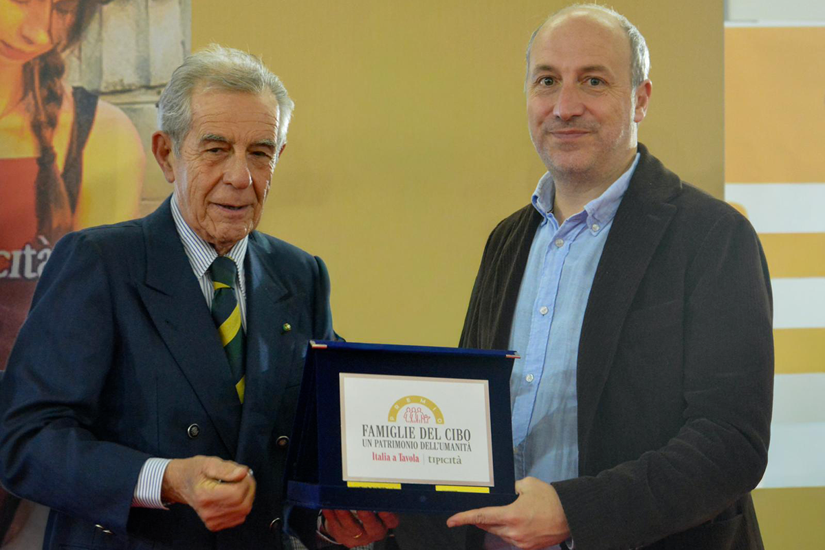 Carmine Caputo ritira il premio "Famiglie del cibo - Un patrimonio dell’umanità" per Mulino Caputo