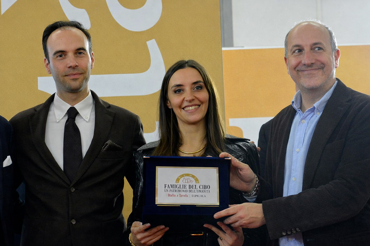 Paolo e Elisa Scendoni ritirano il premio “Famiglie del cibo - Un patrimonio dell’umanità” per Salumificio Ciriaci