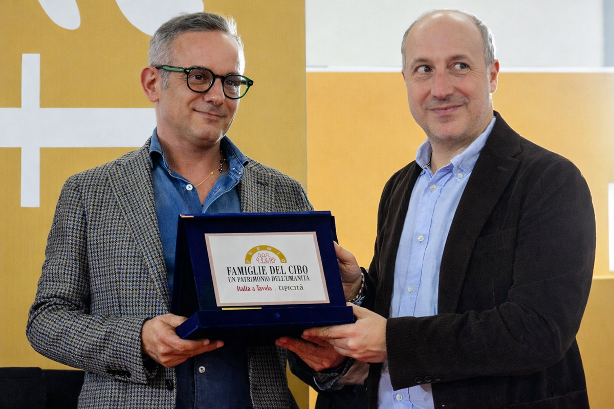 Roberto Rossi ritira il premio "Famiglie del cibo - Un patrimonio dell’umanità" per Erede Rossi Silvio