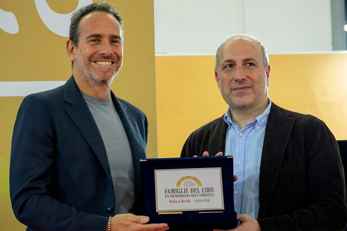 Claudio Stefani Giusti ritira il premio "Famiglie del cibo - Un patrimonio dell’umanità" per Acetaia Giusti