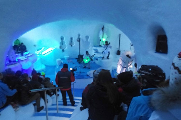 L'igloo teatro ospita circa 300 persone (Menu stellati ad alta quota Al Presena l’Ice Music Festival)