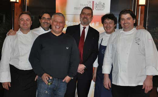 Da sinistra Fabio Baldassarre, Stefano Masanti, Nicola Cavallaro, Console Mr. Laurence Bristow-Smith, Flavio Costa, Mauro Elli Da sinistra Fabio Baldassarre, Stefano Masanti, Nicola Cavallaro, Console Mr. Laurence Bristow-Smith, Flavio Costa, Mauro Elli