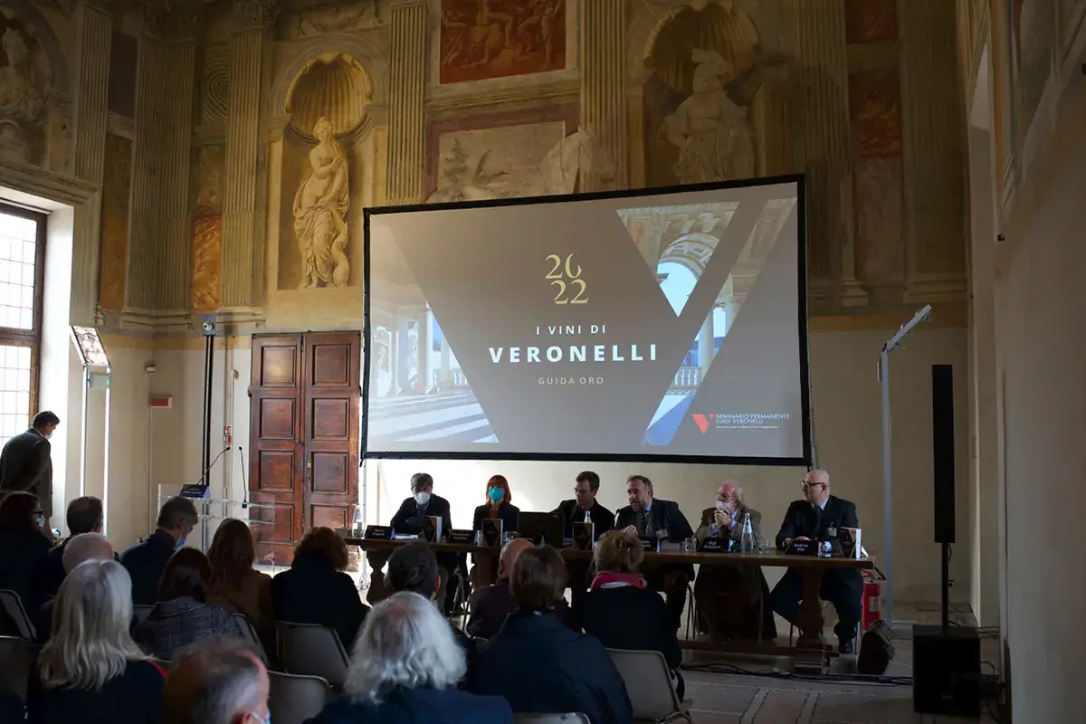 La presentazione della Guida a Palazzo Te, Mantova Guida Oro I Vini Veronelli, ecco le 10 etichette Sole del 2022