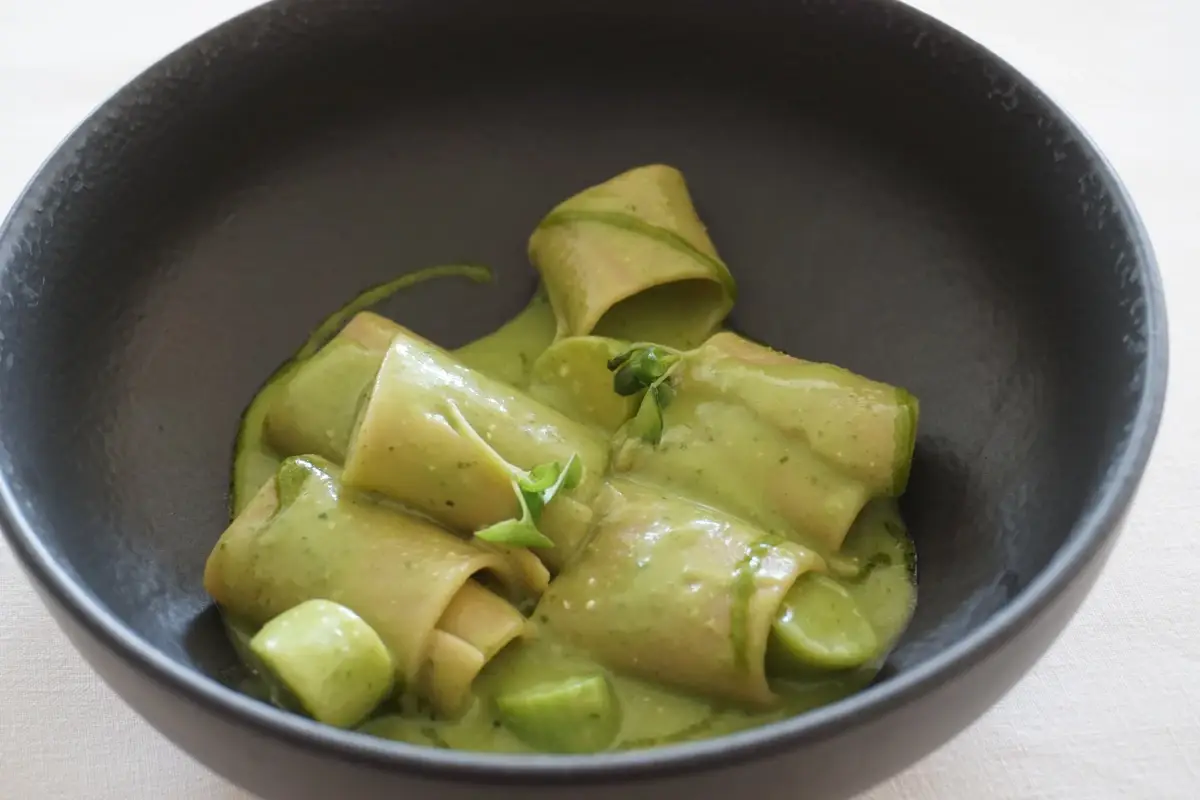 Paccheto al teff con zucchine trombette e pesto “La dieta del restart ormonale”, 28 giorni per rigenerare corpo e mente