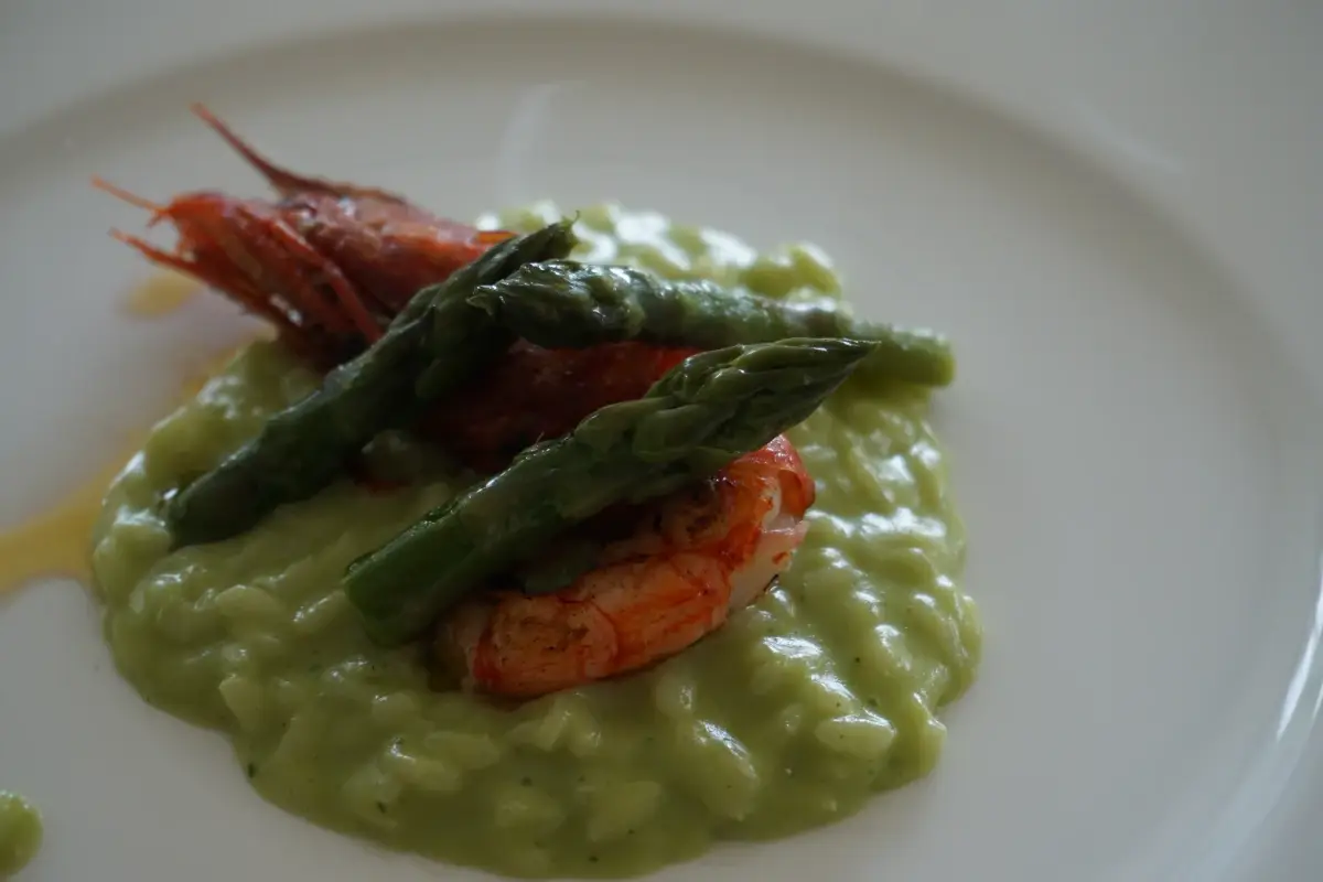Risotto agli asparagi con il gambero rossa di Santa Margherita “La dieta del restart ormonale”, 28 giorni per rigenerare corpo e mente