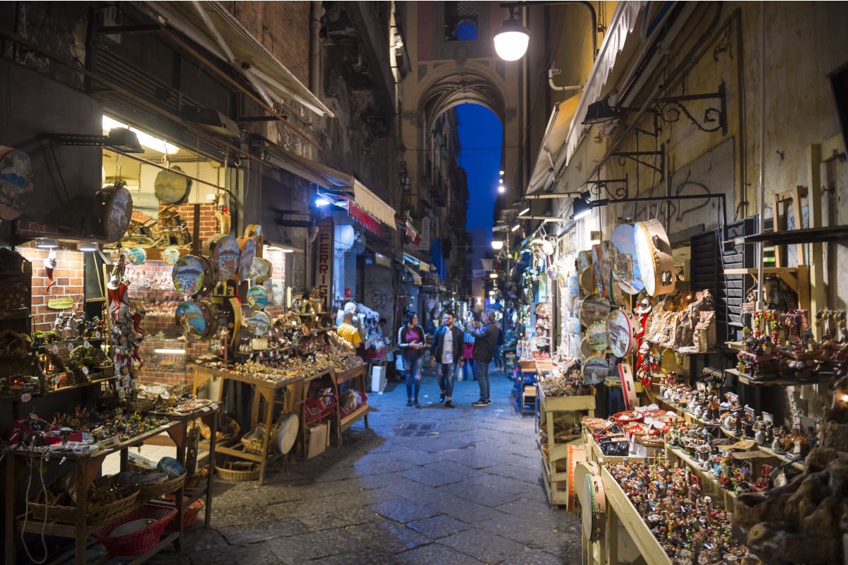 Via San Gregorio Armeno, la via dei presepi a Napoli Dove mangiare Napoli a Natale e a Capodanno nel segno della tradizione