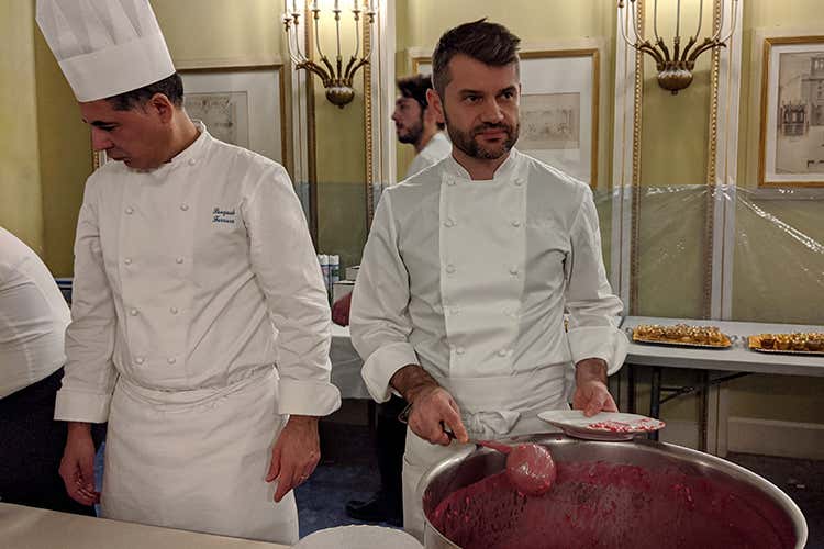 Enrico Bartolini alle prese con il Risotto rape rosse e Gorgonzola Enrico Bartolini alle prese con il Risotto rape rosse e Gorgonzola
