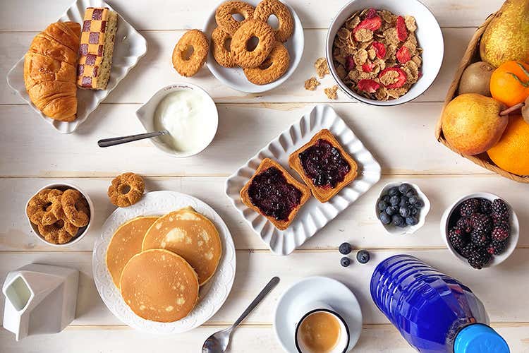 La foto perfetta a colazione: scattare dall'alto (La prima colazione sui social Un milione di giovani la postano)