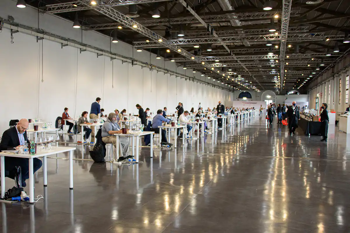 Degustazioni in corso al PrimAnteprima che ha dato avvio alla Wine Week 2021 in Toscana PrimAnteprima, 12 Consorzi in luce E i vini toscani vincono pure in Gdo