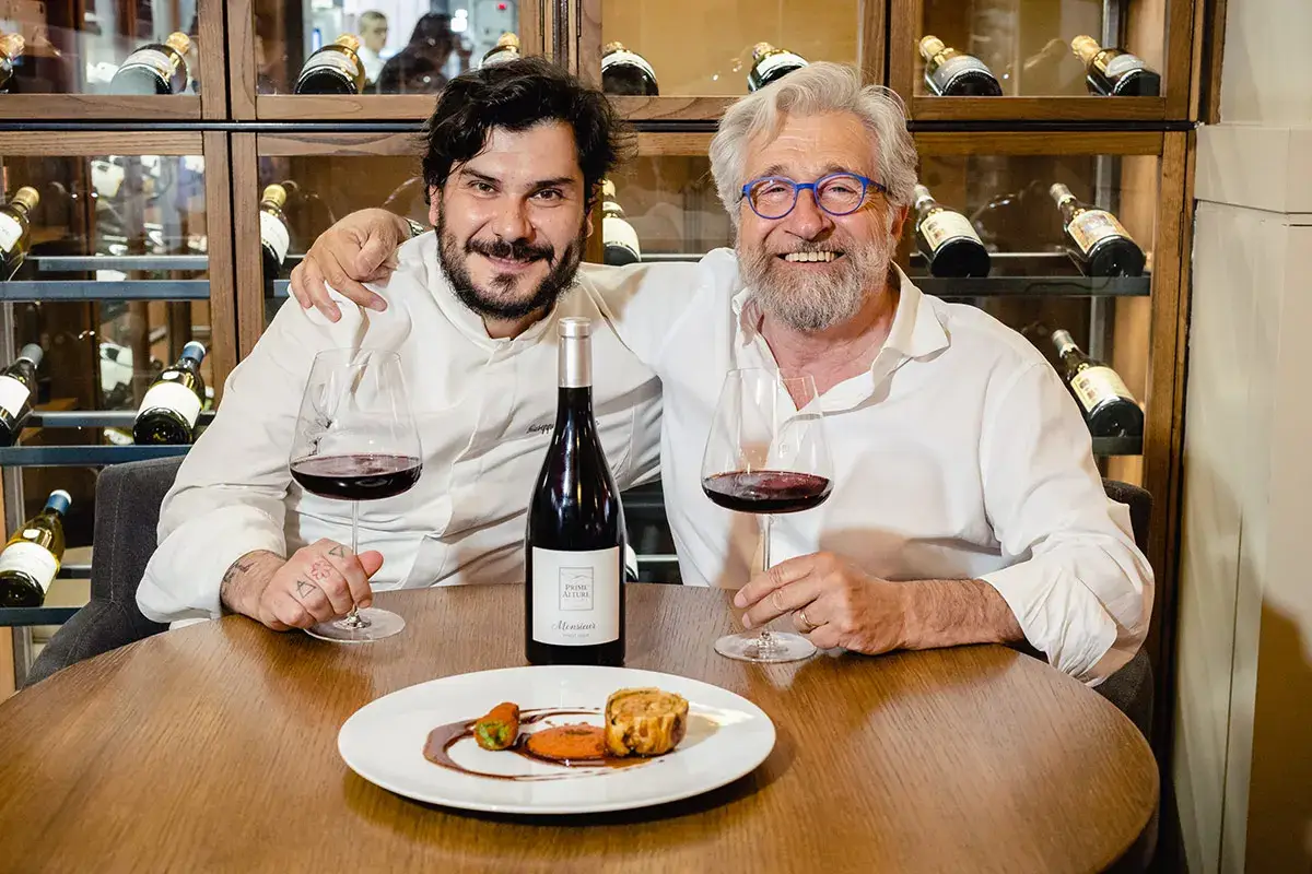 Giuseppe Postorino e Roberto Lechiancole (credito foto: Simona Bruno) Il Coniglio alla Wellington di Postorino con Monsieur di Prime Alture: trionfo di sapori