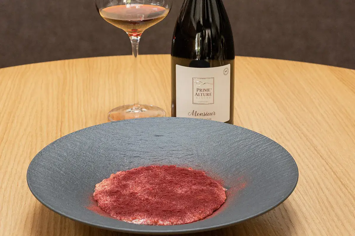 Risotto alle rape, ricotta affumicata e pepe rosa con Monsieur Pinot Nero (credito foto: Simona Bruno) La cucina di Giacomo Lovato sposa il vino dell&rsquo;Oltrep&ograve; Pavese