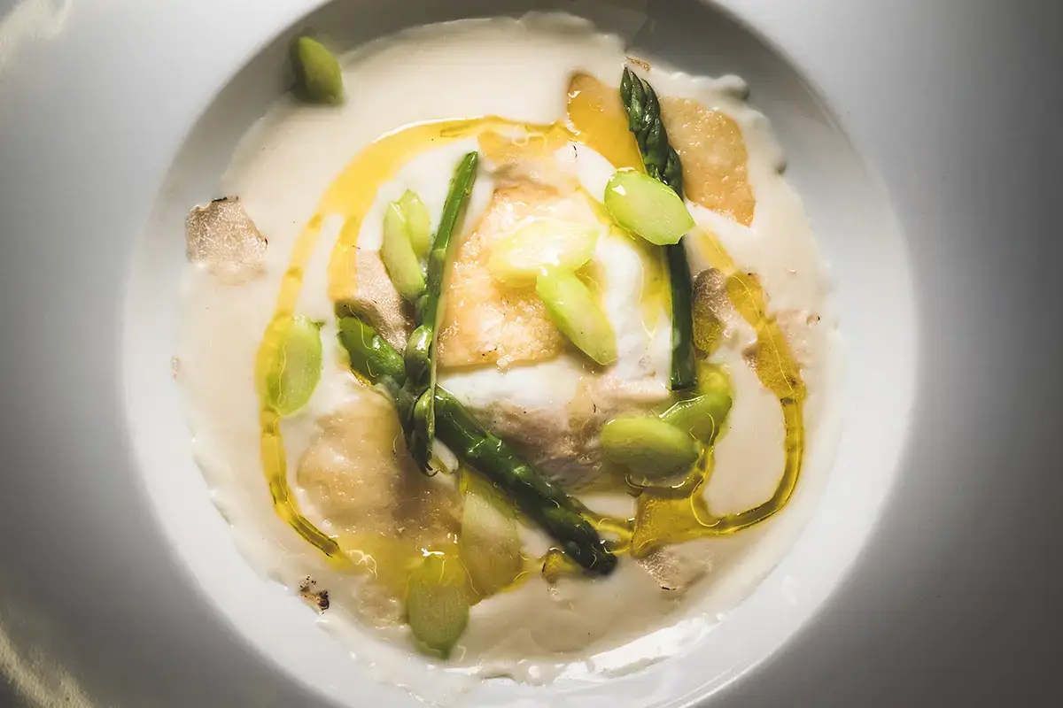 Vellutata di Grana Padano Dop con asparagi, crostini di Grana Padano Dop oltre 20 mesi e uovo in camicia al tartufo bianco &ldquo;Nati per stare insieme&rdquo; da Tano Passami l&rsquo;Olio