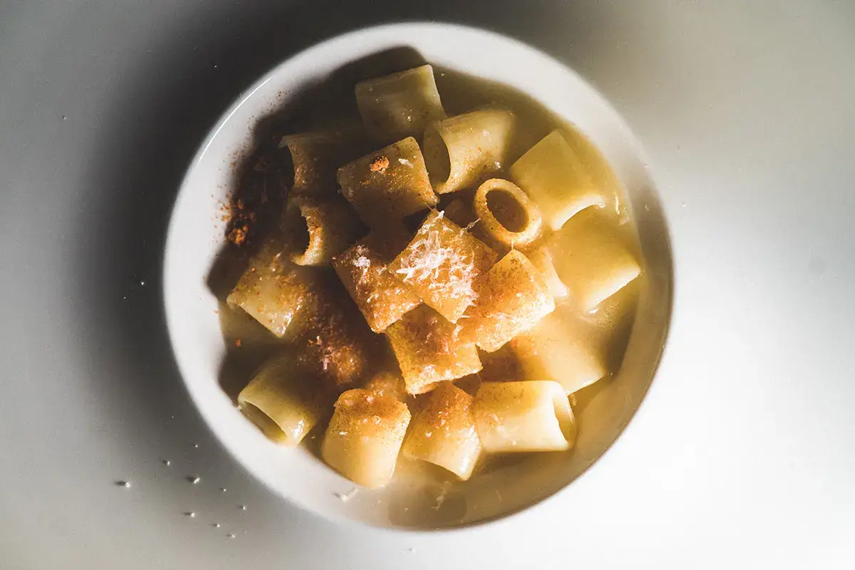 Mezze maniche risottate alla crema di Grana Padano Dop 18 mesi e polvere di pomodoro Antica Cascina San Zago, a Salò il secondo appuntamento di
