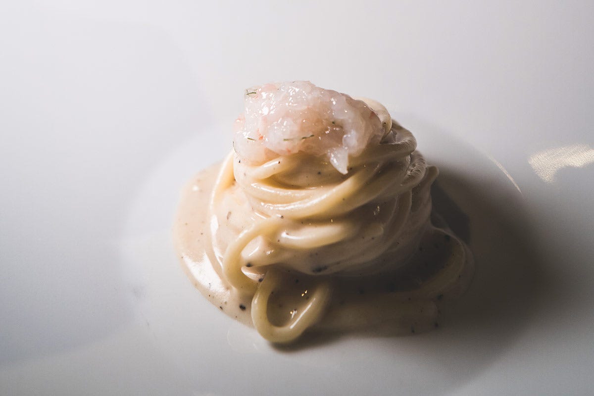 Spaghettone di Gragnano Grana Padano DOP 24 mesi, pepe e crudo di scampi Restaurant Week Bergamo-Brescia alla Caprese di Mozzo
