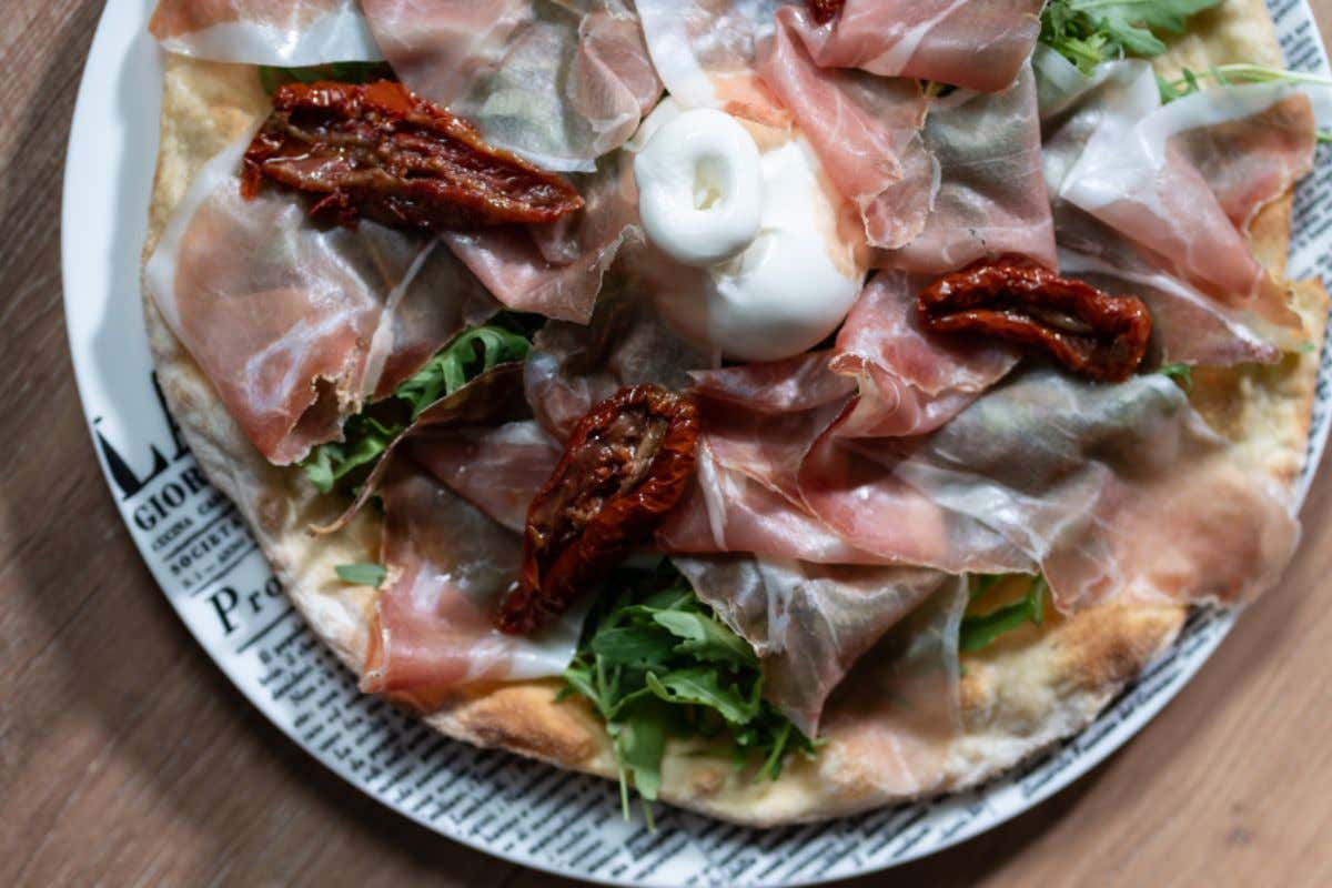 Primo San Lorenzo: smashburger, pizza e birre in stile industrial londinese 