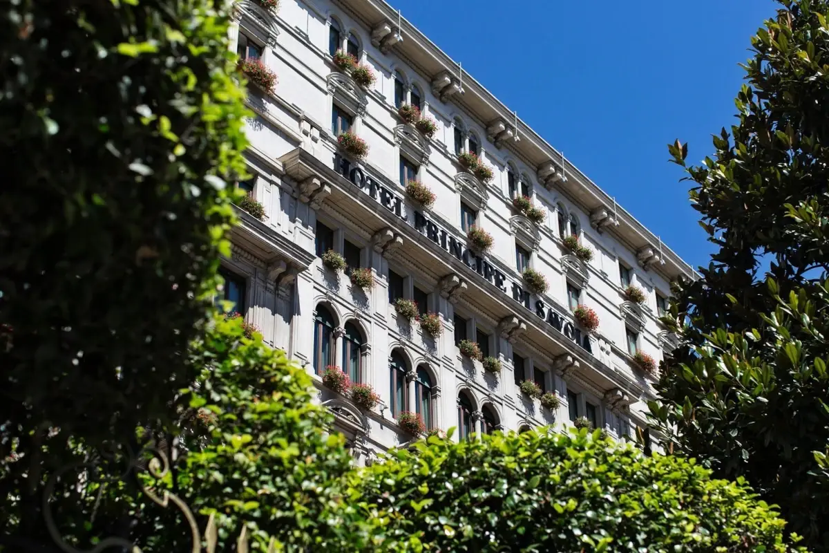 La facciata del Principe di Savoia di Milano  Tecnologia e “coccole”: come la pandemia ha cambiato gli hotel di lusso