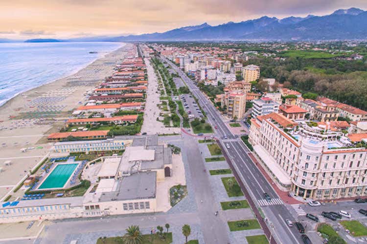 Il Grand Hotel Principe di Piemonte, a destra, sul lungomare di Viareggio -Un'estate senza stranieri? Macché In auto e in camper, ecco i tedeschi