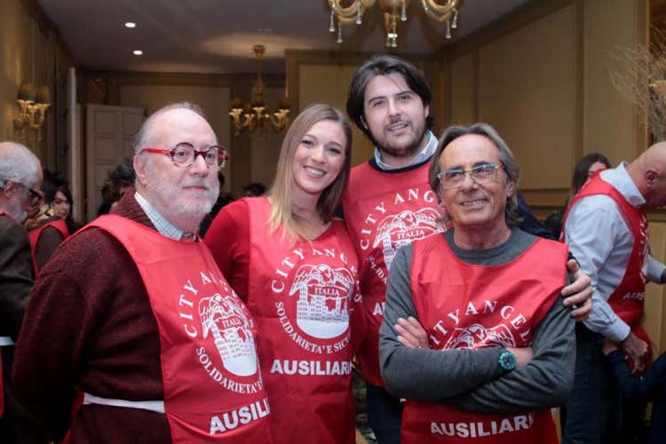 Edoardo Raspelli (a sinistra) e Nino Formicola (a destra) (A Milano la Befana del clochard 200 senzatetto al Principe di Savoia)