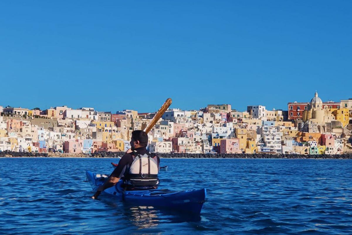 Il giro dell’isola in kayak Procida “dentro”: viaggio tra ristoranti e alloggi in cui assaporare la vera bellezza