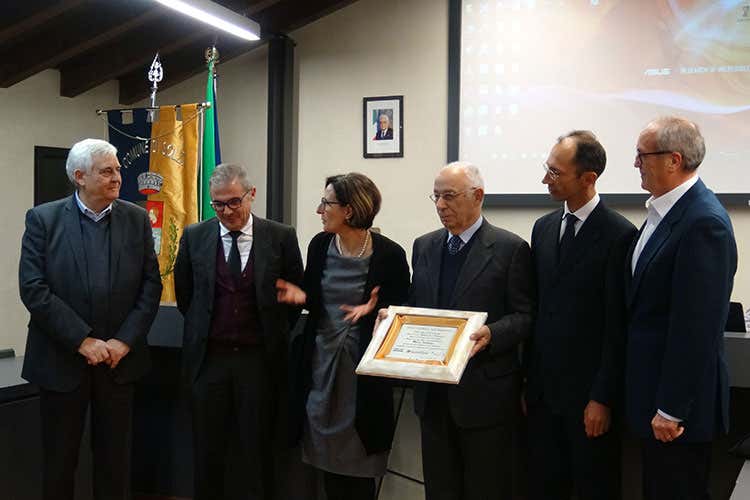 La consegna del premio Eccellenza dell'isola bergamasca all'agronomo Marco Bertolini (I prodotti tipici dell'Isola bergamasca Una promozione ai nastri di partenza)