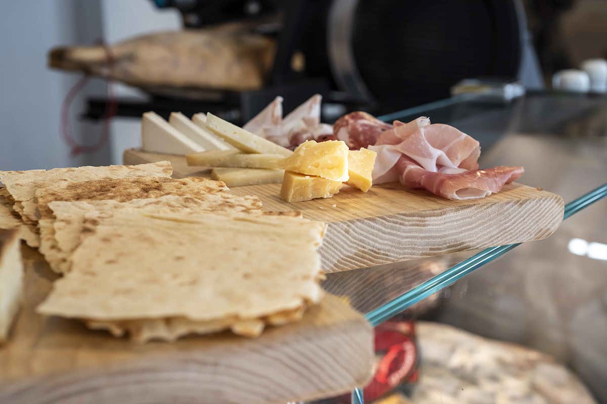 I prodotti tipici Gustare la Sardegna stando a Milano? Riapre Frades Porto Cervo