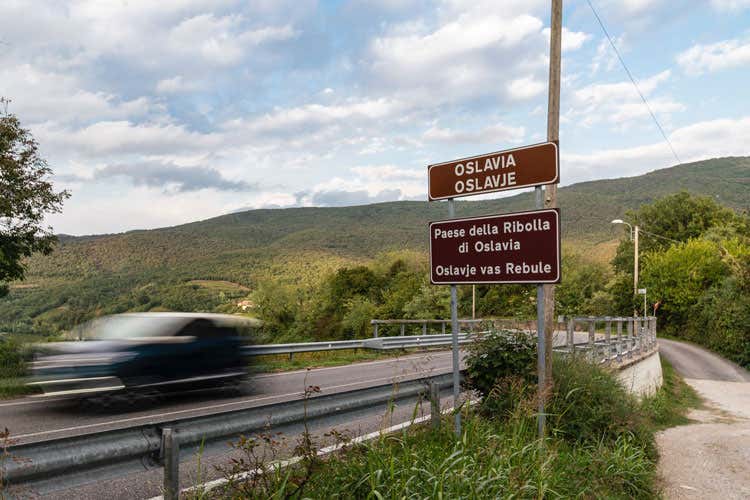 La piccola localit&agrave; alle porte di Gorizia (I produttori di Ribolla d&rsquo;Oslavia accolgono la Cantina Gravner)