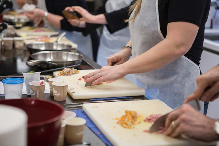 Una lezione pratica per gli aspiranti cuochi (Professione di Cucina Il corso sforna 11 aiuto cuochi)