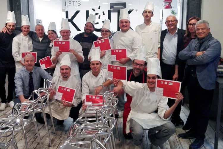 (Professione di Cucina Il corso sforna 11 aiuto cuochi) Gli studenti del corso festeggiano con il diploma finale(Professione di Cucina Il corso sforna 11 aiuto cuochi)