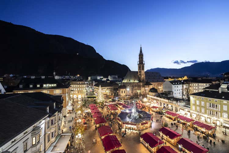 Il mercatino di Bolzano in piazza Walther (Profumo di spezie e cannella Al via il Mercatino di Bolzano)