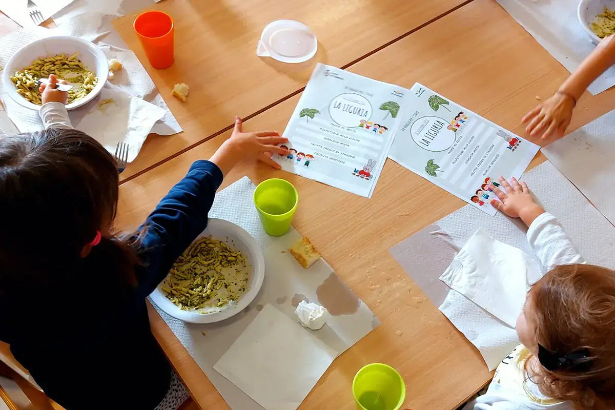 Bambini alle prese con il menu della Liguria nelle scuole di Corsico L'eduzione alimentare si fa in mensa. Ma servono fondi per aumentare il tempo pieno
