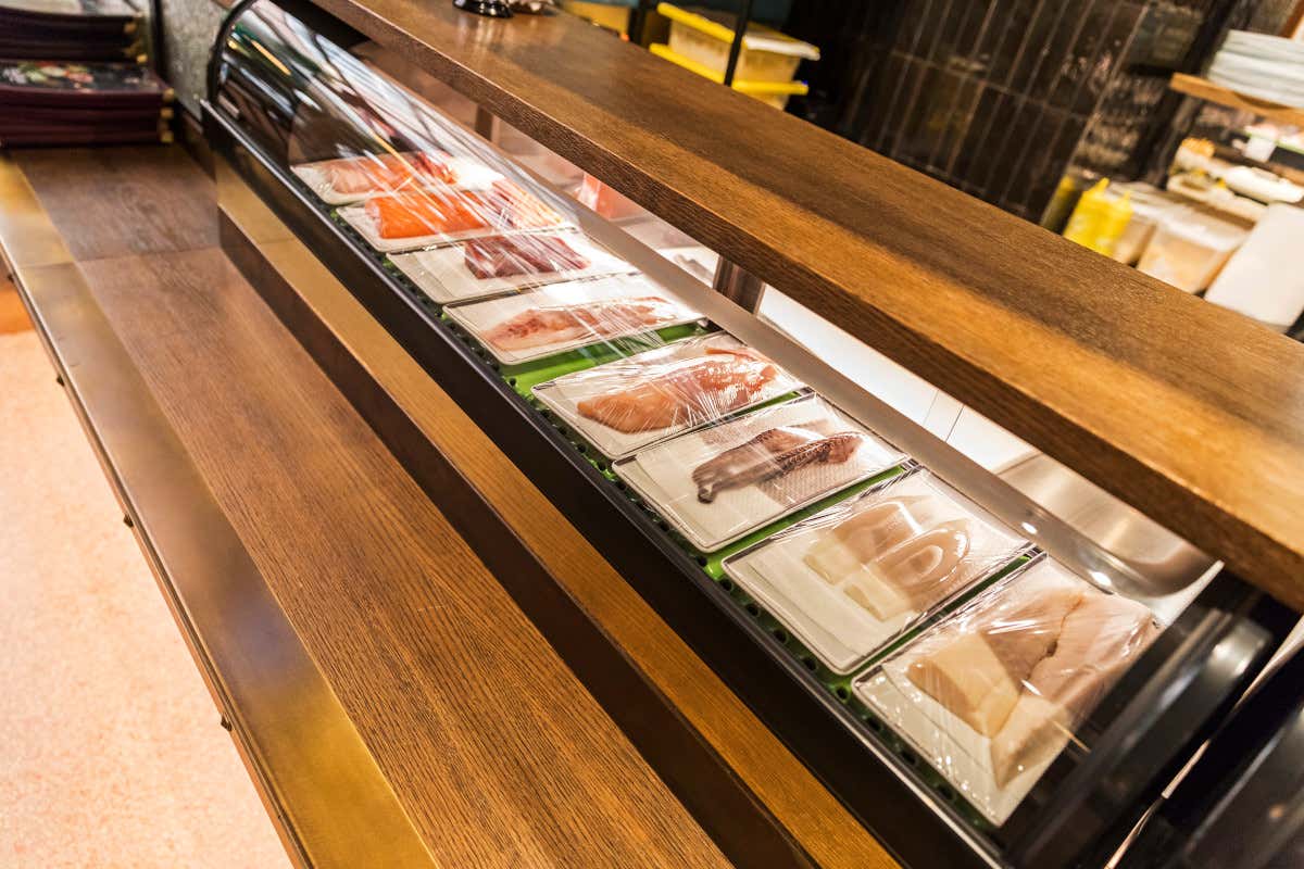 Una delle vetrine di Comodo Apre Comodo, un'officina del gusto nel cuore della Capitale