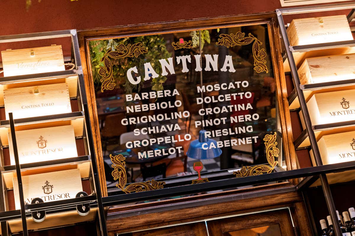 Il bancone della cantina Apre Comodo, un'officina del gusto nel cuore della Capitale