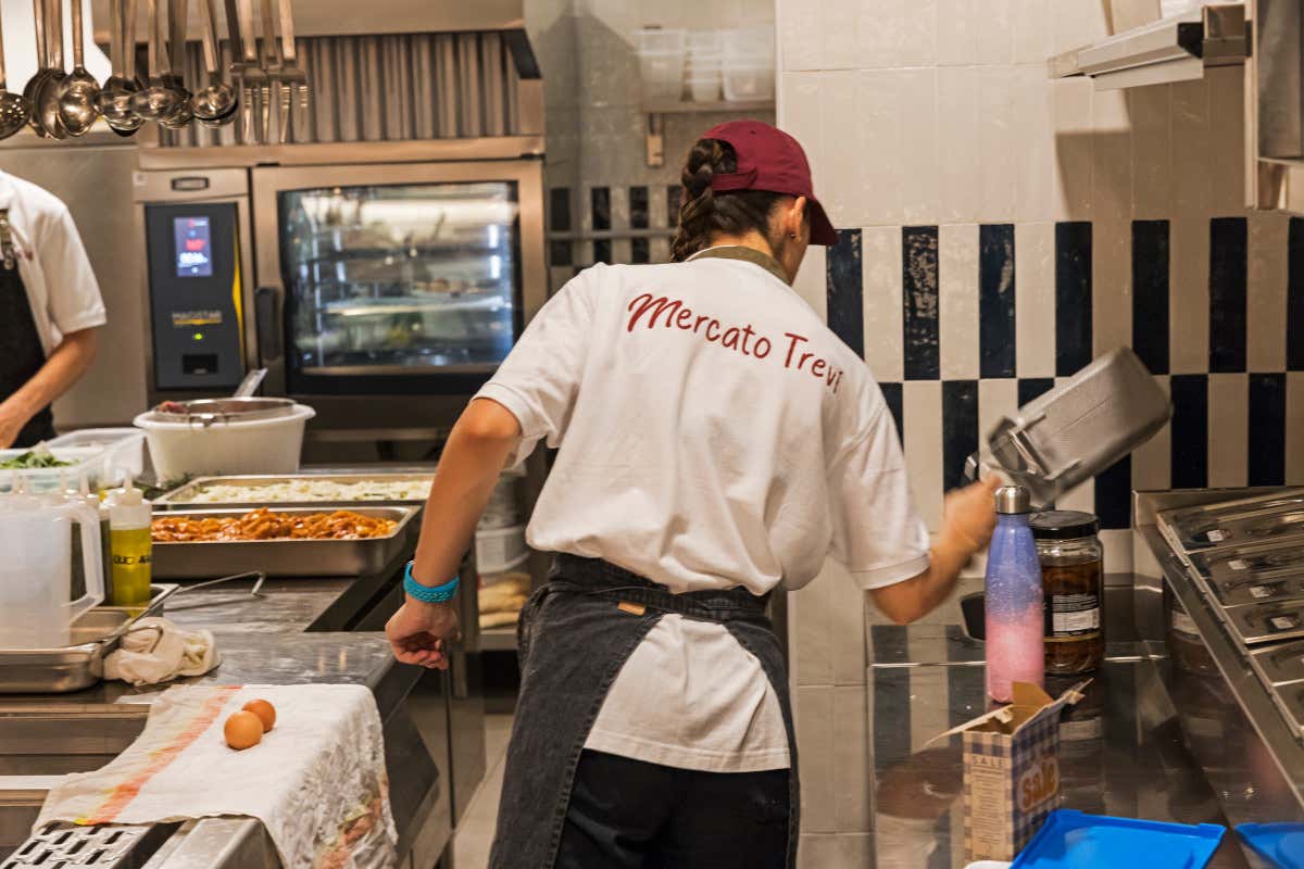 La cucina di Comodo Apre Comodo, un'officina del gusto nel cuore della Capitale