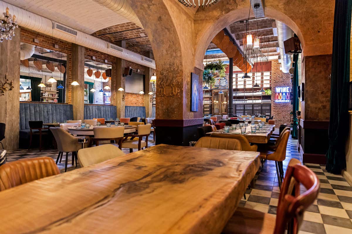 Un tavolo di Comodo Apre Comodo, un'officina del gusto nel cuore della Capitale