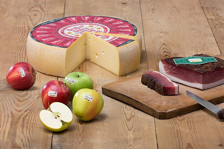 Mela, speck e formaggio Stelvio Le eccellenze altoatesine fanno squadra Mela, speck e formaggio Stelvio Le eccellenze altoatesine fanno squadra
