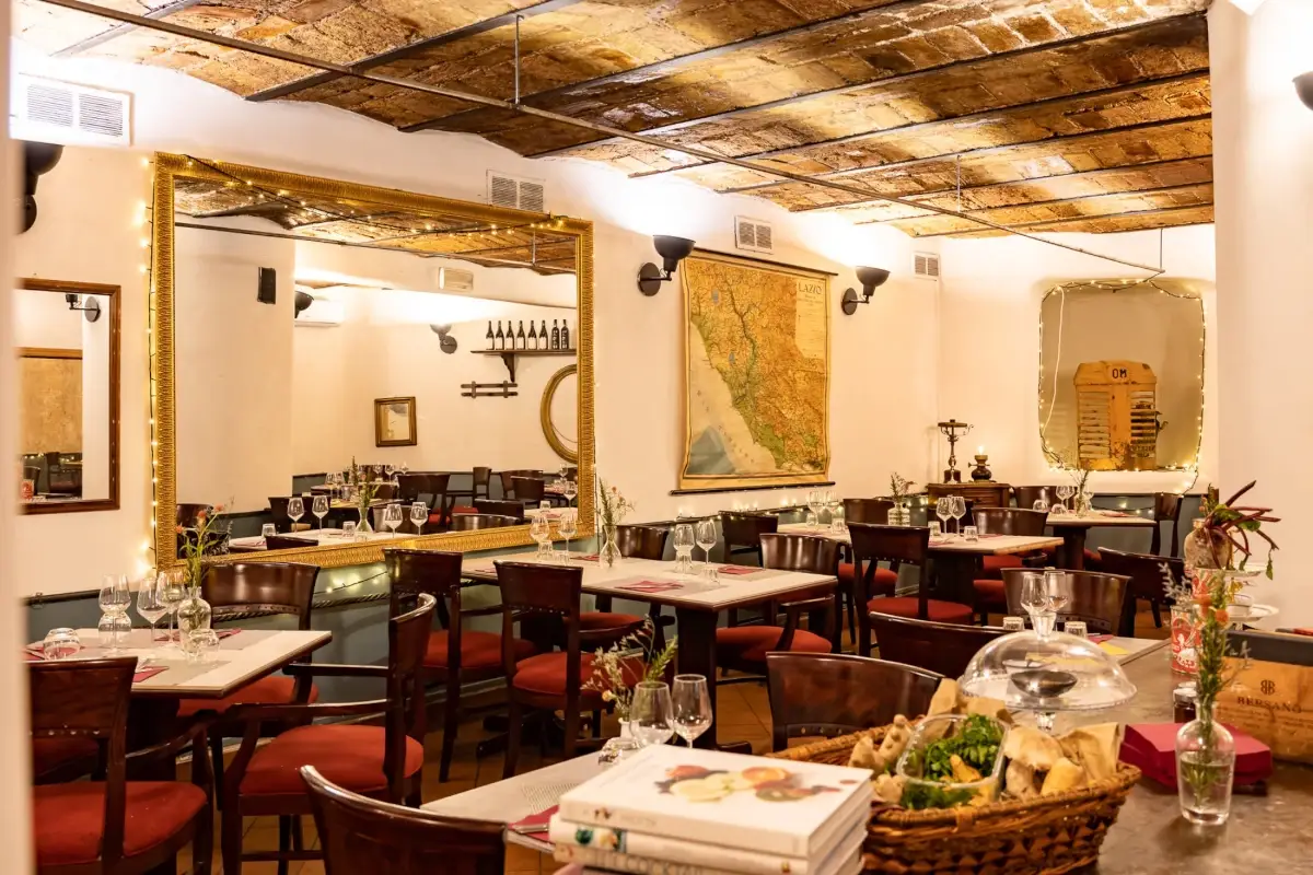 L'interno del locale Pro Loco Trastevere, tutto il buono del Lazio